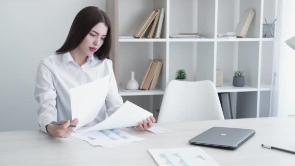 Vrouwelijk Bestuur Rekeningbeheerder Bedrijfsstijl Elegante Stijlvolle Professionele Zakenvrouw Die Gegevensdocumenten — Stockvideo