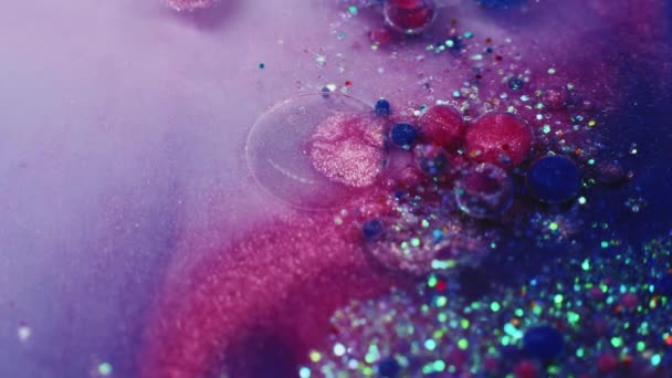 Sprankelende Bellen Olieverf Water Glanzend Melkoppervlak Paars Rood Blauw Kleurverloop — Stockvideo
