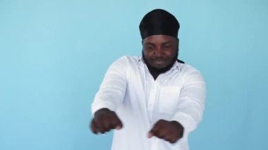 Dans eden adam. Kutlamayı kazan. Hafta sonu eğlencesi. Bumerang animasyonu. Mutlu, kaygısız Afro adam. Mutluluk ifadesi mavi arka planda izole edilmiş GIF döngü hareketi..