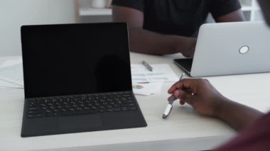 Görüntülü arama. Sanal konferans. İnternet iletişimi. İnternette iş buldum. Ofis içinde boş siyah model ekranı olan dizüstü bilgisayar kullanan Afro-adam girişimcisi.