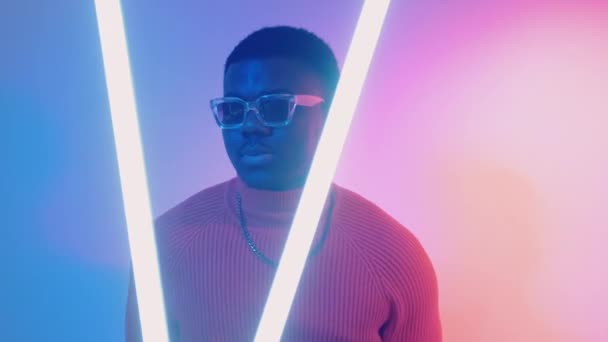 Gelecekçi Adam Neon Işığı Insanları Modern Moda Güneş Gözlüklü Işıldayan — Stok video