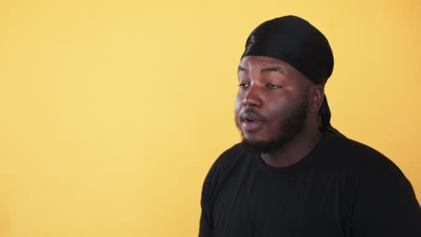 Chockad Afrikansk Man Rasistiska Problem Misstag Stress Oro Förbryllad Svart — Stockvideo