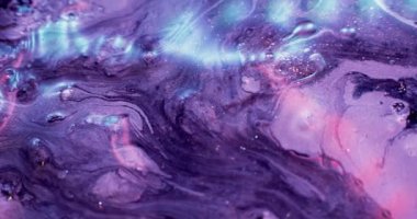 Parıldayan sıvı. Islak mürekkep dokusu. Parlak sıvı karışımı. Odaklanmamış pembe parıldayan boya hareketi. RED Sinema Kamerasında soyut sanat arkaplan görüntüsü.