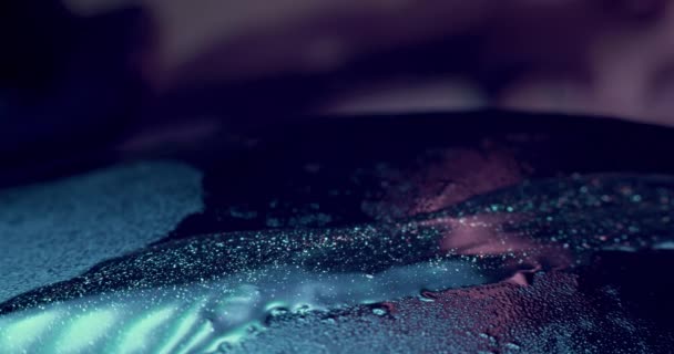 光る液体だ ぬれたインクの質感 光沢のある液体混合物 暗い青輝く塗料の流れの動きを強調した 抽象アート背景撮影 Red Cinemaカメラ — ストック動画
