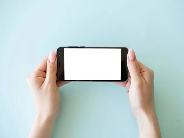 모바일 온라인 디지털 화면으로 스마트폰을 파란색 — 스톡 사진