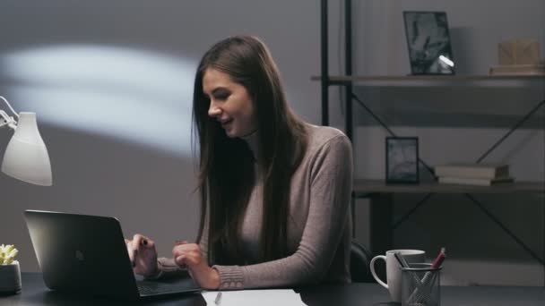 网上聊天 互联网通讯 虚拟生活方式 在晚上的办公室工作场所 快乐的女人在笔记本电脑浏览网站上打字 — 图库视频影像