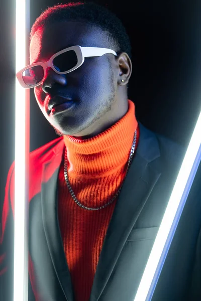 Faccia Neon Uomo Alla Moda Stile Vita Lussuoso Futuro Cyberpunk — Foto Stock