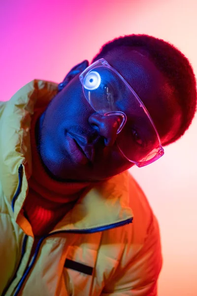 Neonporträtt Levande Ansikte Futuristiskt Mode Snygg Omtänksam Snygg Man Trendig — Stockfoto