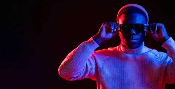 Neonljus Fana Millennial Nattliv Glasögonmode Snygg Attraktiv Man Solglasögon Klarrött — Stockfoto