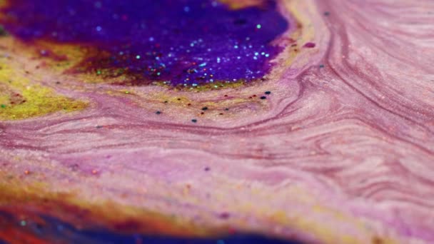 流线型魔法创意艺术 清楚的背景五彩斑斓的液体油漆流淌着 混合着宏观喷涂 — 图库视频影像