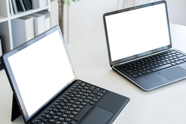 Kontorsarbete Datormodell Digital Teknik Två Öppnade Laptop Med Tom Skärm — Stockfoto