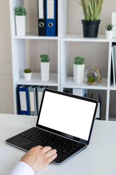 Büroarbeit Computerattrappe Digitale Technologie Männliche Hand Tippt Laptop Weißen Leeren — Stockfoto