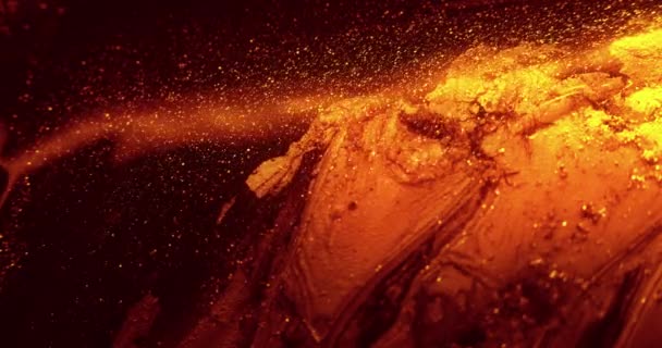 彩色液体波 水墨流 丙烯酸涂料混合物 红色电影摄影机拍摄抽象艺术背景下的橙色液体运动 — 图库视频影像