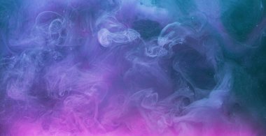 Duman akışı. Sihirli zehir. Mavi pembe akrilik boya karışımı. Kızıl Sinema 6k kamerasında soyut sanat arkaplan görüntüsü.