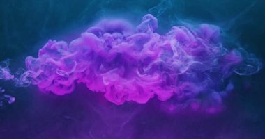 Su altı renk patlaması. Mürekkep damlası. Geçiş efekti. Mavi sis bulutu üzerinde neon pembe boya patlaması Kızıl Sinema 6k kamerasında soyut arkaplan görüntüsü.