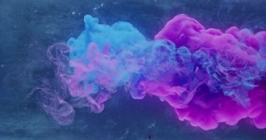 Mürekkep suyu karışımı. Sihir patladı. Mavi mor boya karışımı. Kızıl Sinema 6k kamerasında soyut sanat arkaplan görüntüsü.