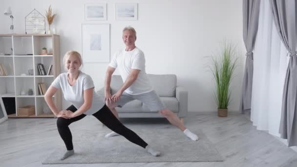 Thuis Fitness Les Familie Training Groepsopleiding Enthousiaste Glimlachende Middelbare Leeftijd — Stockvideo