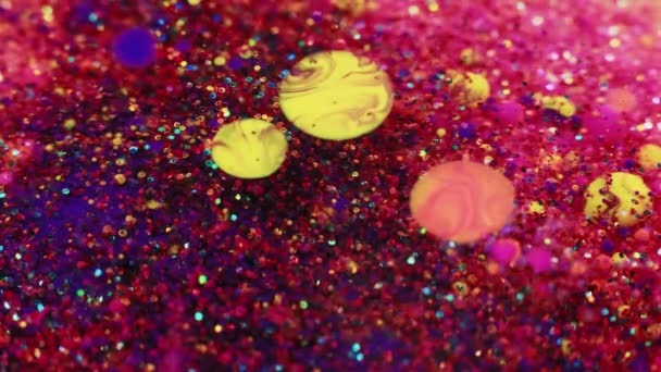 色油泡 ホクホクの食感 ブラーサークル ボケ光だ 輝く抽象的な背景の上に水に浮かぶピンクの黄色の丸みを帯びたペイントの塊 — ストック動画