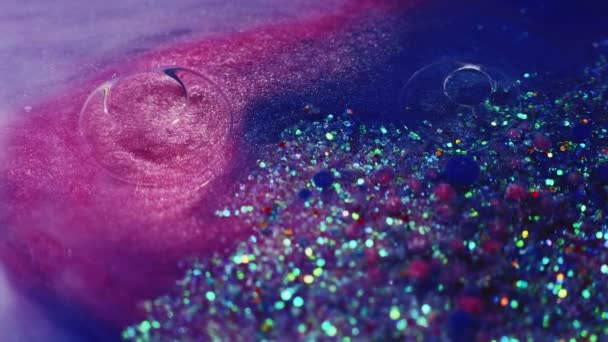 Ölfarbenblasen Glitzerndes Tintenwasser Funkelnde Flüssigkeitsmischung Defokussiert Rosa Blau Schimmernde Pigmentwellen — Stockvideo
