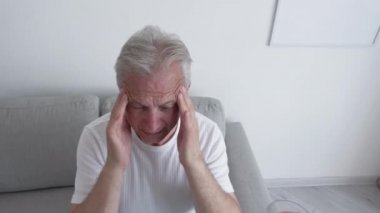 Sabah baş ağrısı. Aile bakımı. Merhamet empatisi. Sıkıntıdan kıvranan orta yaşlı bir adam karısına minnettar. Hafif ev içinde ağrı kesici haplar sunuyor..