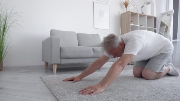 Yoga Casa Entrenamiento Pilates Buen Día Relajado Hombre Mediana Edad — Vídeo de stock