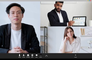 Online eğitim. İş koçluğu. Ekran modeli. Webinar 'daki erkek ve bayan meslektaşlarına ışık odasının içinde bilgi gösteren yakışıklı bir adam..