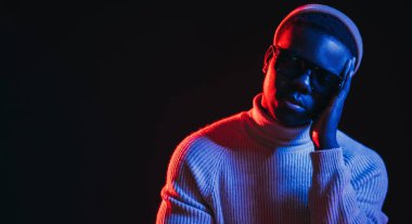 Üzgün adam. Bayrağı destekleyin. Akıl sağlığı. Neon lambası başlığı. Hüsrana uğramış, kırmızı parıltılı depresif adam, siyah boş bir arkaplanda izole edilmiş..