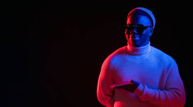 Neon ışıklı el ilanı. Gösteriş adamı. Özel fiyat. Ürün sunumu. Karanlık fotokopi arkaplanını gösteren mutlu adam öneriliyor.