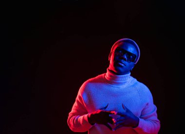 Düşünceli adam. Özel fiyat. İçerik reklamı. Neon ışığı insanları. Siyah boş bir arkaplanda izole edilmiş satış fikrini düşünen düşünceli bir adam..