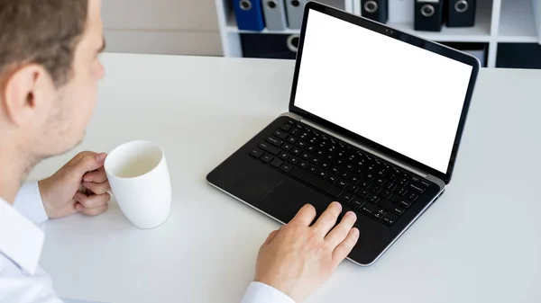 Büroarbeit Konzentrierter Mann Computertechnologie Unerkennbarer Typ Tippt Laptop Mit Leerem — Stockfoto