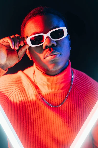 Neon Studio Porträtt Glasögonmode Nattliv Snygg Stilig Man Ansikte Solglasögon — Stockfoto