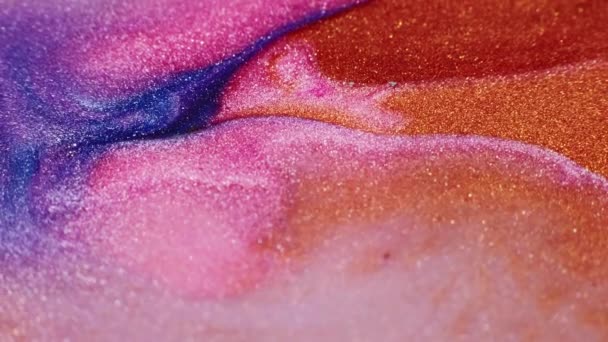色彩艳丽的背景 墨水牛奶拌匀 闪闪发光的液体涡旋 蓝色的橙色渐变闪烁着潮湿的油漆波装饰抽象纹理 — 图库视频影像