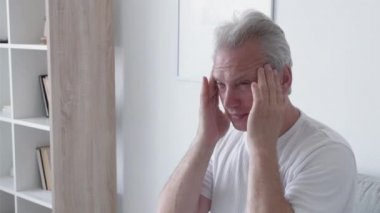 İlaç yok. Doğal terapi. Migren tedavisi. Şüpheci orta yaşlı adam baş ağrısı çekiyor şakaklara masaj yapıyor hemşireden gelen ağrı kesici hapları reddediyor..