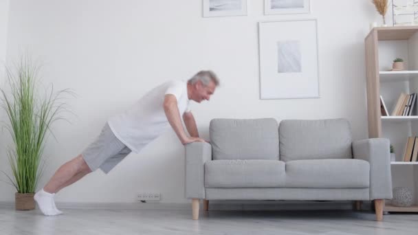 Treino Sofá Aptidão Treinamento Matinal Esculpir Corpo Homem Atlético Meia — Vídeo de Stock