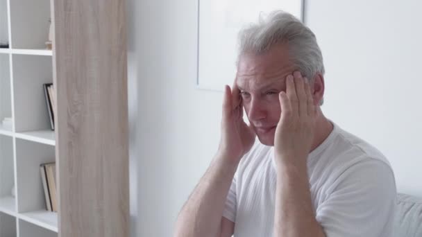Ingen Medicin Naturlig Terapi Migrän Behandling Skeptisk Sjuk Medelålders Man — Stockvideo