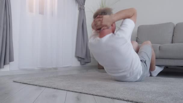 Domácí Fitness Rozkládací Cvičení Gymnastický Výcvik Břišní Vytrvalost Atletický Muž — Stock video