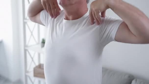 Ranní Cvičení Domácí Výcvik Zdraví Nerozpoznatelný Muž Středního Věku Dělá — Stock video