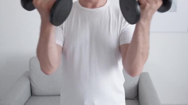 Sportuitrusting Thuistraining Gewichtheffen Fitnesstoebehoren Voor Binnen Onherkenbare Atletische Man Doet — Stockvideo