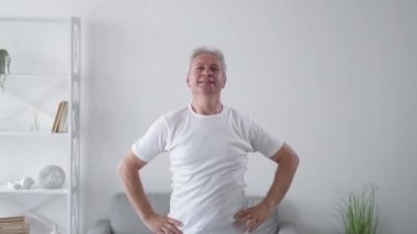 Fitness sakatlığı. Kas zorlaması. Ev ödevi kazası. Orta yaşlı bir adam sırt üstü yatarken yaralanmış hafif iç mekanda esneme egzersizi yanlış..