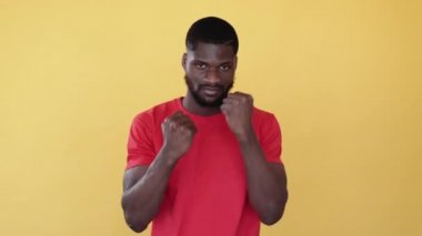 Yumruk dövüşü hareketi. Öfkeyi bırak. Savunma egzersizi. Bumerang animasyonu. Irksal mücadele. Kızgın atletik Afrikalı boksör gif döngüsü turuncu boşlukta izole edilmiş..