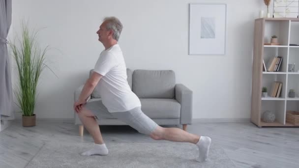 室内培训 在家锻炼 健身热身 有灵感的中年男子在轻便客厅里伸腿 — 图库视频影像