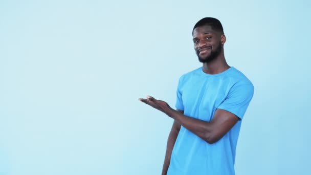 Publicité Offre Spéciale Une Solution Parfaite Confiant Gai Heureux Homme — Video