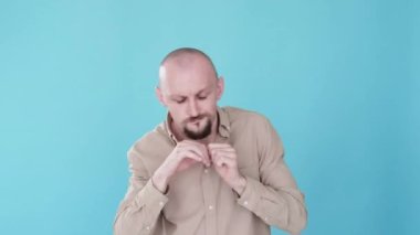 Kazanan dans. Zafer kutlaması. Bumerang animasyonu. Zafer ilhamı. Mavi kopya alanı arka planında izole edilmiş hareket gif döngüsünden hoşlanan memnun komik adam..