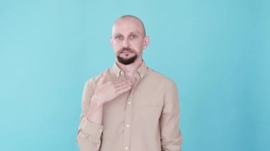 Kes jesti. Kısıtlama işareti. Bumerang animasyonu. Olmasa iyi olur. Endişeli, endişeli adam uyarısı. Bunu yapma. Mavi kopya arkaplanında izole edilmiş bir gif döngüsü yok..
