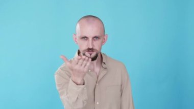 Aşık bir adam. Komik flört. Şefkat bakımı. Bumerang animasyonu. Tutkulu komedyen, hava üfleme duygusunu paylaşıyor. Romantik jest gif döngüsü mavi boşluk arka planında izole edilmiş..