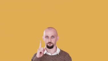 Özel fiyat. Mükemmel çözüm. Bumerang animasyonu. Şaşırmış bir adam, sarı fotokopi alanı reklam arka planında izole edilmiş gif döngüsünü gösteren görünmez bir şey sunuyor..