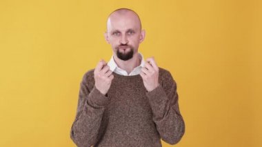 Para hareketi. Borç iadesi. Yolsuzluk rüşveti. Bumerang animasyonu. Tatminsiz adam turuncu boş arkaplanda izole edilmiş ödeme gif döngüsü talep ediyor.