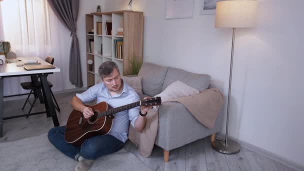 Passatempo Musical Jogador Masculino Lazer Casa Casual Homem Meia Idade — Vídeo de Stock