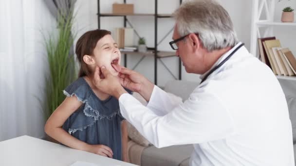 子供の医療 小児科の検査だ 子供のインフルエンザ診断 Middle Aged Male Doctor Examining Sick Small — ストック動画