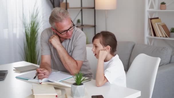 Huiswerk Ouderlijk Onderwijs Privé Leraar Vader Van Middelbare Leeftijd Helpt — Stockvideo